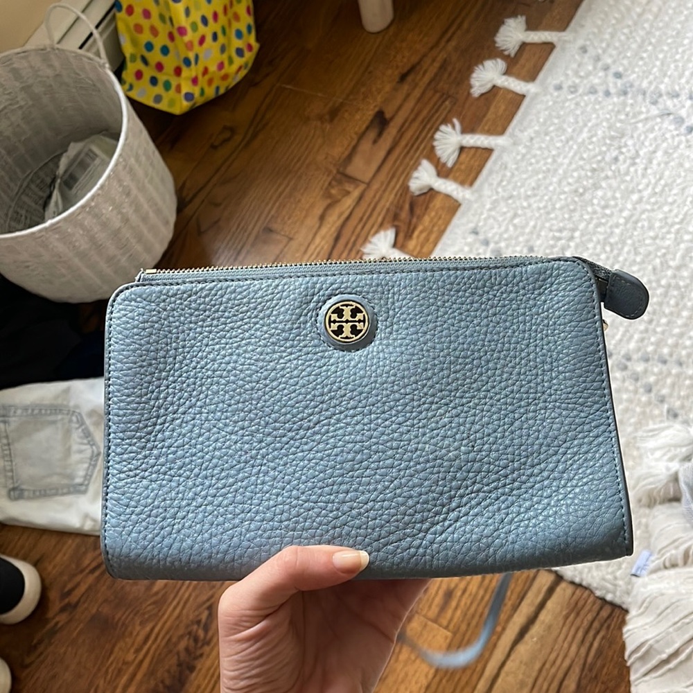 tory burch clutch - light blue